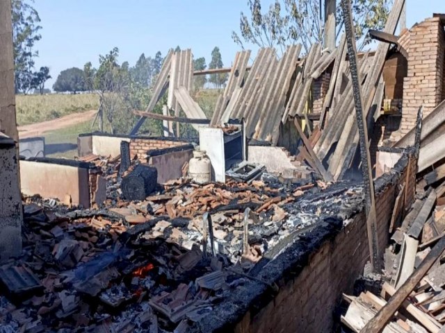 ANGLICA: Casa pega fogo prximo de olaria