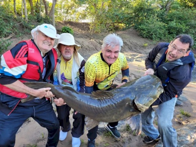 Pescador que fisgou peixe de 1,70 m e 60kg em MS diz que demorou uma hora para retir-lo do rio