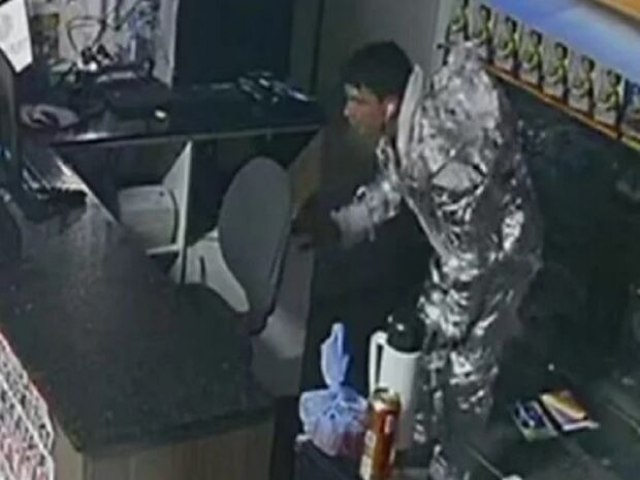 Astronauta invade supermercado e furta mais de R$ 70 mil em MG (vdeo)