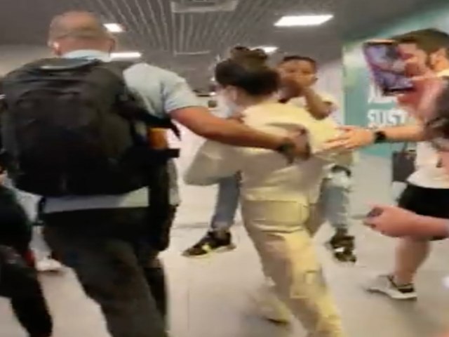Vídeo: Juliette carrega criança em aeroporto e mãe se desespera: devolve meu filho