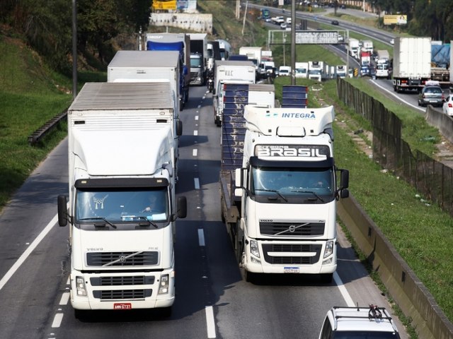 Brasil pode ficar 50 dias sem importar diesel; saiba o motivo