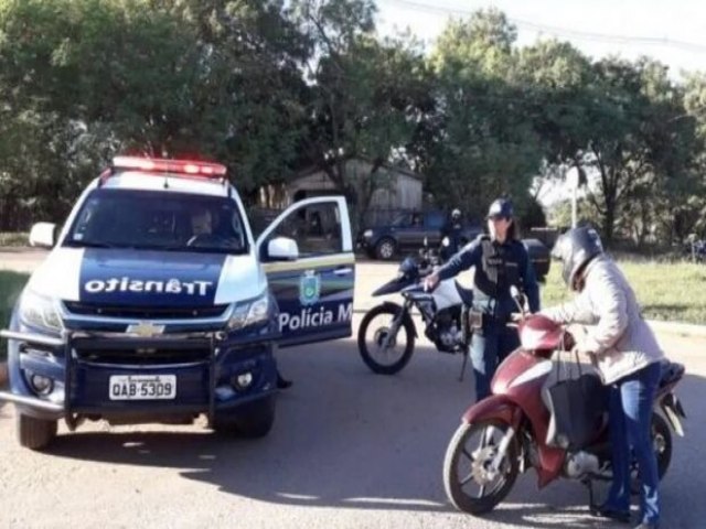 Sem CNH, motociclista tenta dar pinote bate em viatura e vai preso em Paranaba 