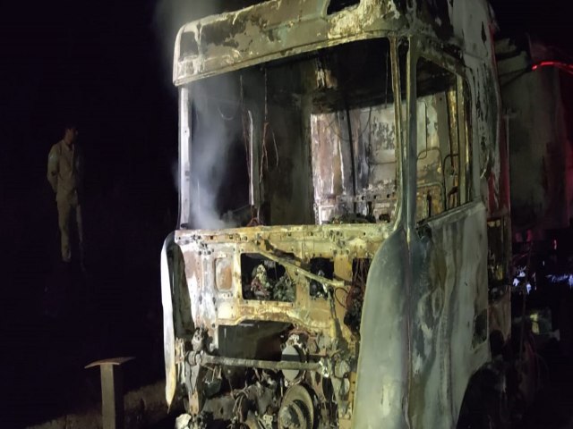 Carreta  consumida por fogo perto de usina de lcool em Nova Andradina