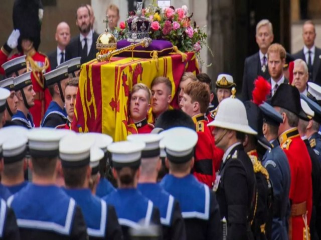 Corpo da rainha Elizabeth II chega  Abadia de Westminster para funeral