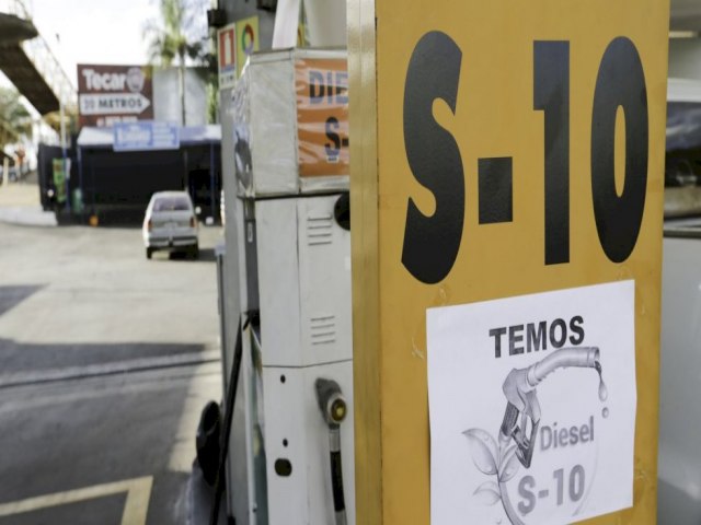 Petrobras anuncia reduo de R$ 0,30 no diesel