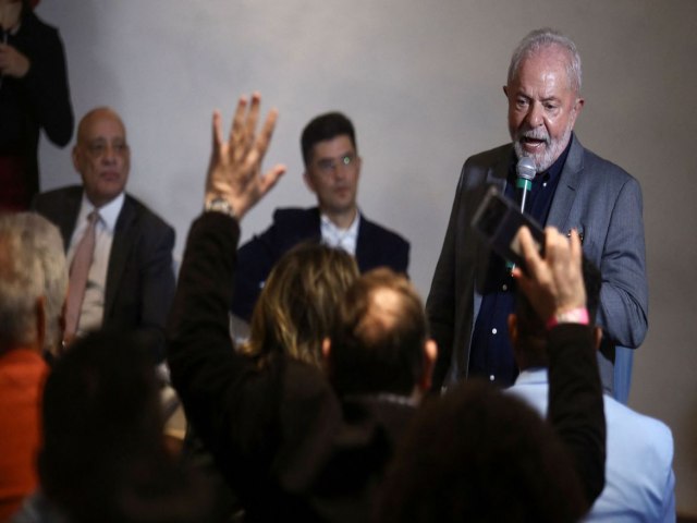 Lula se compromete com liberdade religiosa em carta aos evanglicos