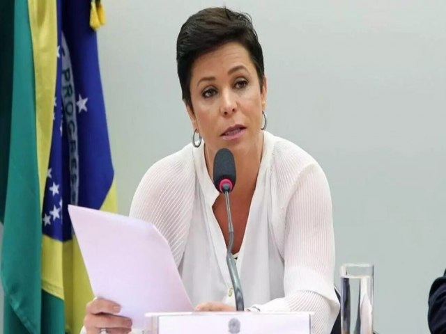 Moraes bloqueia contas nas redes de Cris Brasil e ex-deputada ser investigada