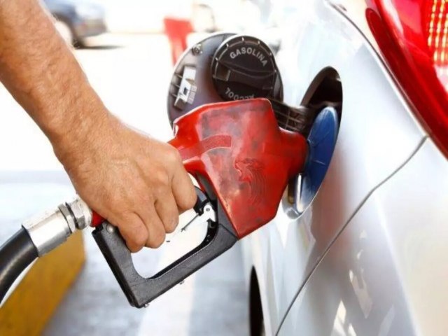 ANP: Gasolina sobe nos postos pela 3 semana, mesmo sem reajuste da Petrobras