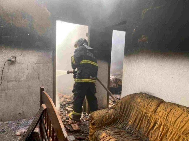 IVINHEMA: Jovem coloca fogo em casa e tranca pai adormecido dentro do quarto