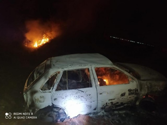 DEODAPOLIS: Carro ficou destrudo e dois homens tiveram ferimentos graves aps incndio em veculo em Deodpolis