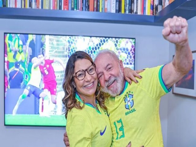 Ao lado de Janja, Lula comemora vitria do Brasil na estreia da Copa