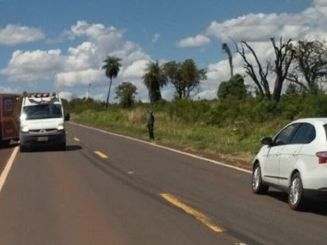 Ambulncia tenta ultrapassar caminho e causa acidente em Nova Andradina