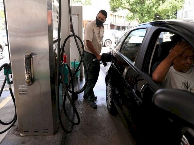 Gasolina pode cair 2,5% nas bombas aps reduo para distribuidoras, diz economista