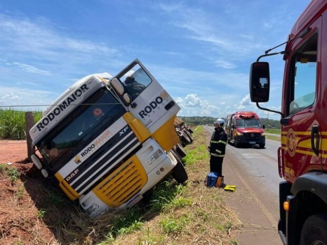 Carreta tomba em valeta na MS-134 entre Bataipor e Nova Andradina