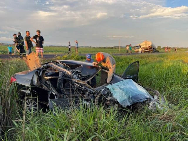 Motorista bate de frente com carreta e sobrevive em Nova Andradina