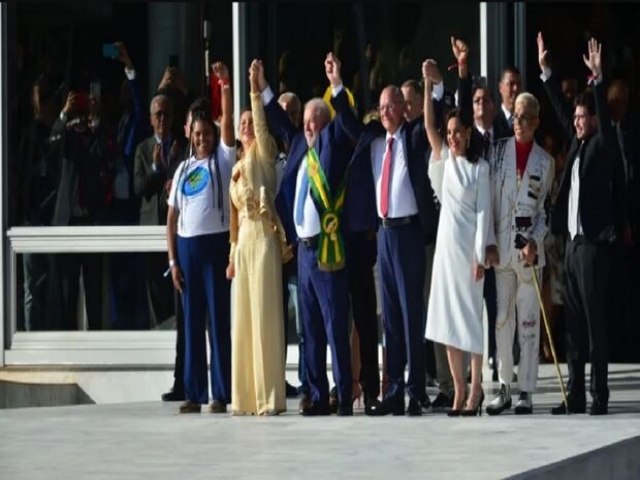 Lula recebe faixa presidencial da mo de representantes do povo brasileiro