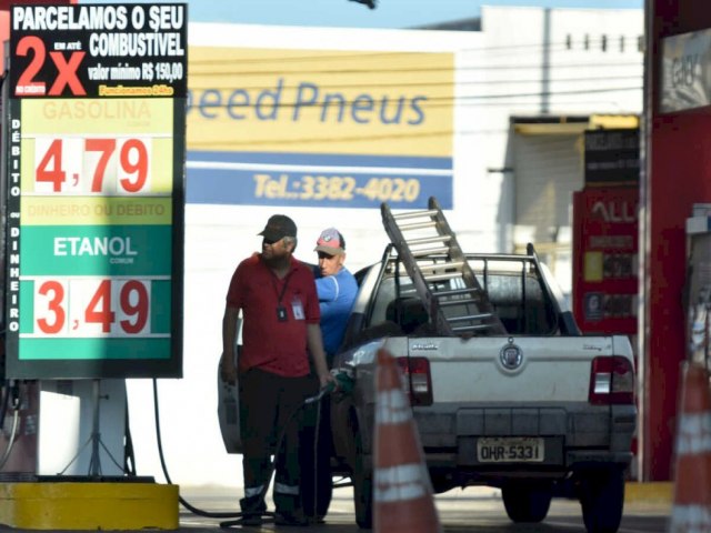Preo da gasolina cai 1,2% e volta a ficar abaixo de R$ 5 por litro