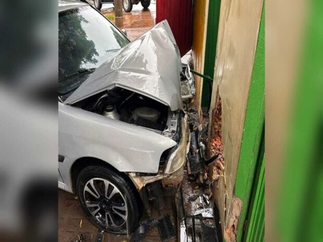 Motorista sofre aquaplanagem e bate em muro na Rua Bom Sucesso