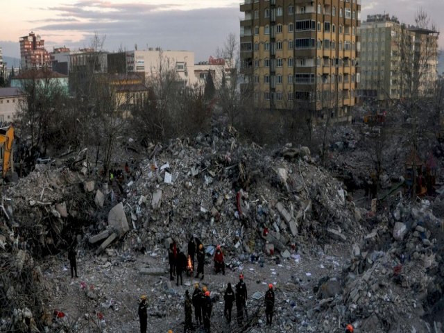 Adolescente  resgatada de escombros na Turquia 10 dias aps terremoto
