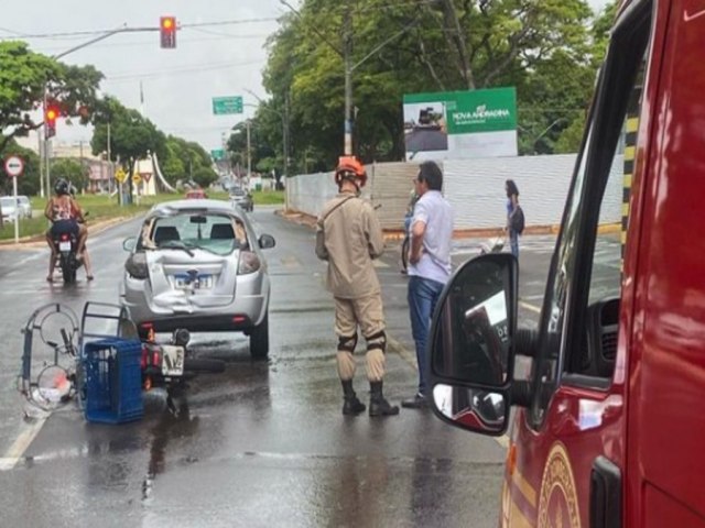 NOVA ANDRADINA: Motociclista entregador de gs bate na traseira de carro