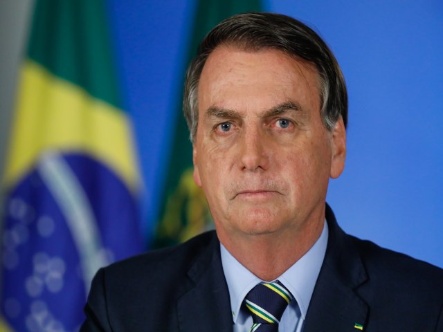 Governo custeará dois assessores que vão com Bolsonaro à posse de Milei.