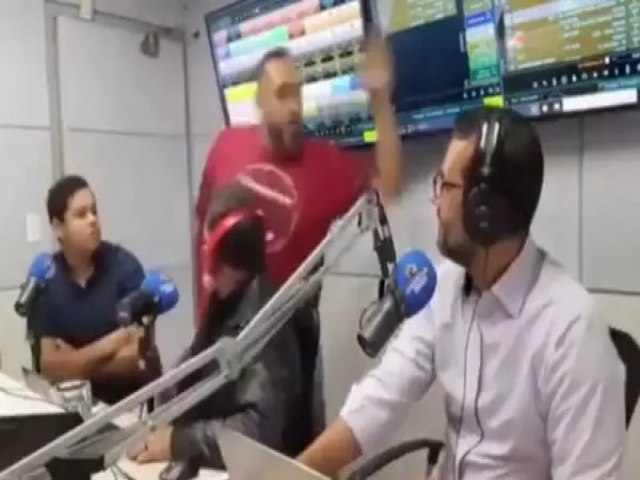 VIDEO - Incomodado com criticas, Homem invade Estúdio de Rádio e agride Jornalistas