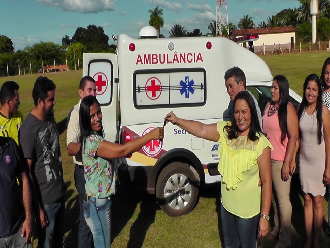 Municpio de Santa Terezinha TO comemora aniversrio com obras, shows, e entrega de uma ambulncia nova 