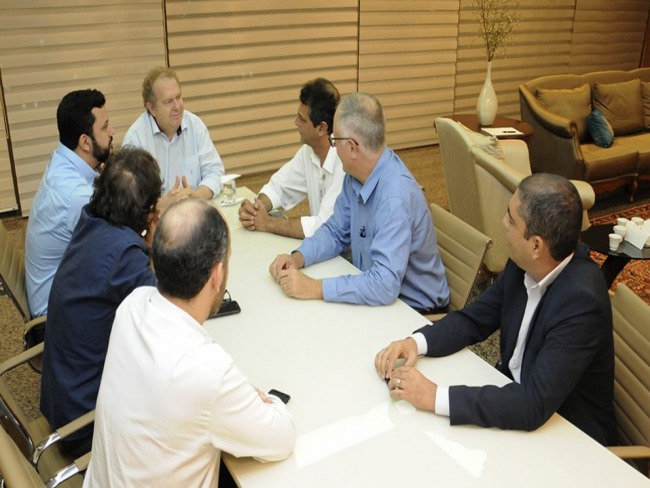 Mauro Carlesse recebe empresrios interessados em investir no Estado 
