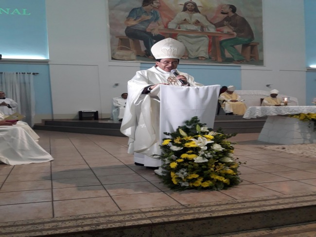 ORDENAO EPISCOPAL: Celebrao Eucarstica que ordenou bispo da diocese de Carolina leva uma multido de fiis  Catedral de Nossa Senhora de Ftima em Imperatriz 