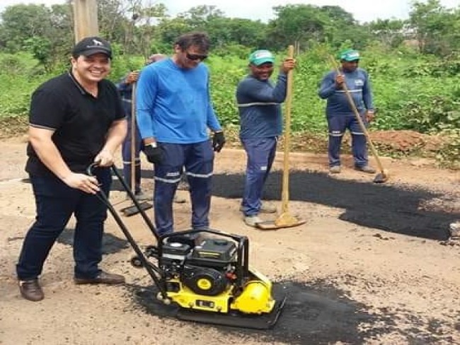  Prefeitura avana com servios de tapa-buracos na cidade de Carolina -MA