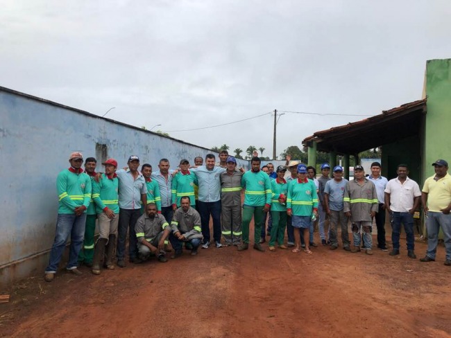 Prefeitura entrega uniformes para servidores da Secretaria de Infraestrutura em Piraqu do Tocantins 	