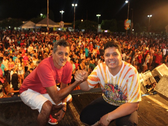 Pblico lota na primeira noite de Carnaval em Carolina MA 