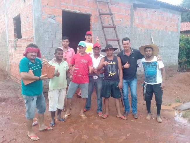 Vereador Jean Oliveira realiza mutiro e ajuda construir casa em Aguiarnpolis TO  