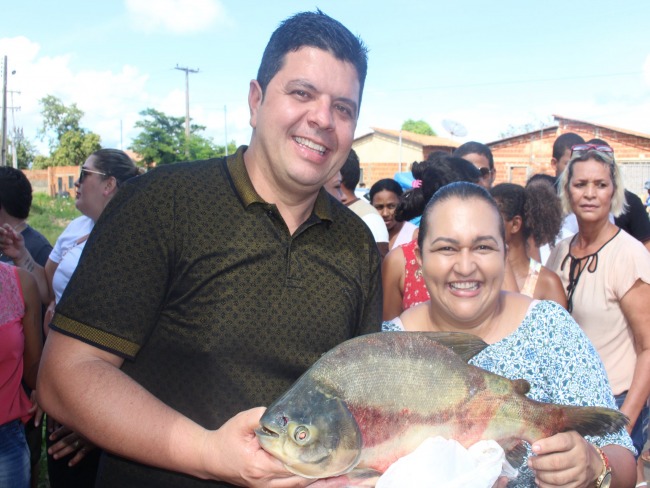 UM DIA HISTRICO!  PREFEITURA DE CAROLINA ATRAVS DA SECRETARIA DE DESENVOLVIMENTO SOCIAL, REALIZA DISTRIBUIO DE PEIXES NA SEMANA SANTA 