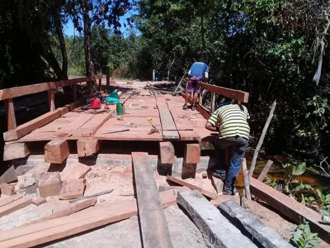 Prefeitura trabalha na reconstruo de ponte em Carolina -MA, na regio do So Jos dos Louros zona rural 