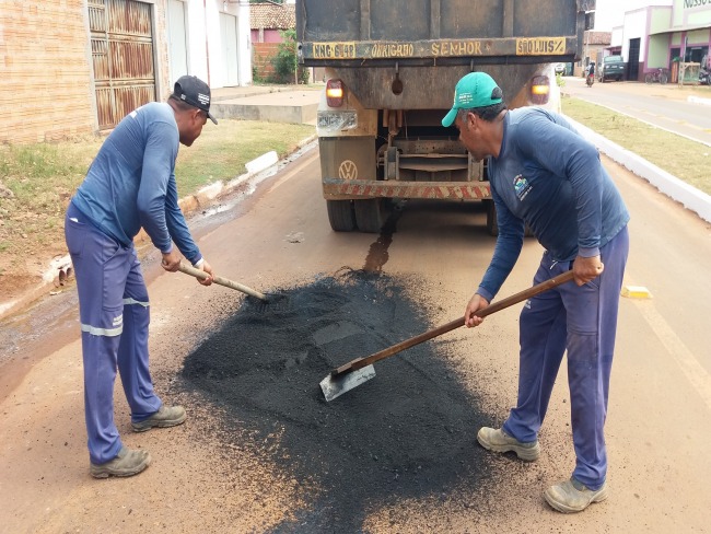 Prefeitura continua operao tapa-buracos pelas ruas de Carolina-MA	