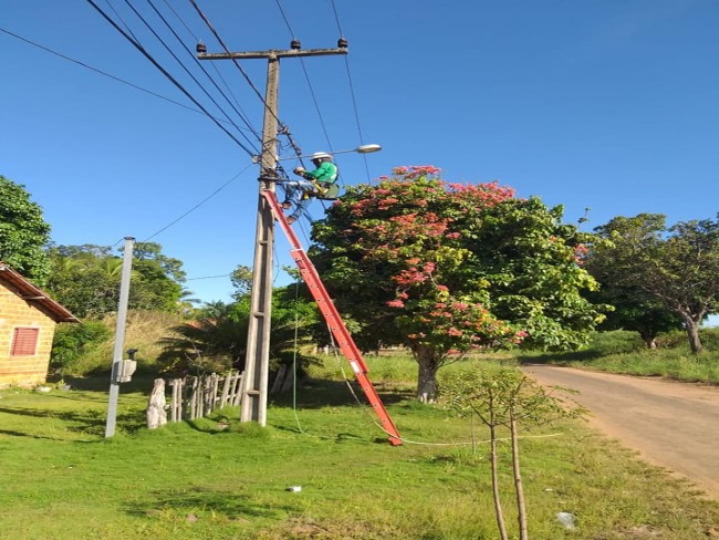  Carolina-MA: Prefeitura realiza manuteno da iluminao pblica no Distrito So Joo das Cachoeiras