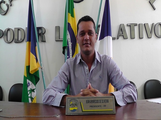 A CMARA MUNICIPAL DE AGUIARNPOLIS DO TOCANTINS PARABENIZA AO SENHOR PRESIDENTE JEAN OLIVEIRA PELA PASSAGEM DO SEU ANIVERSRIO 