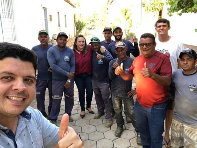 Prefeito Dr.Erivelton  vistoria obra de bloqueteamento da rua 15 de novembro em Carolina-MA 