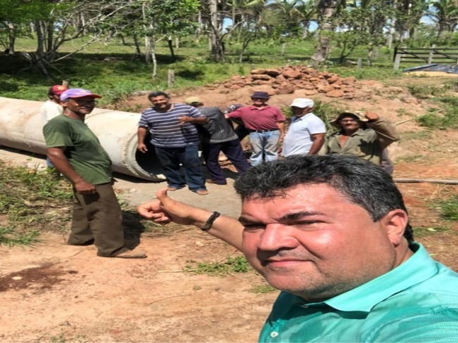 PREFEITURA INICIA COLOCAO DE BUEIROS NAS ESTRADAS TIRANDO AS FAMLIAS DO ISOLAMENTO DE PIRAQU-TO.