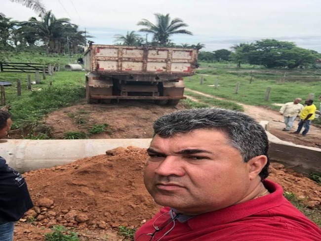 Prefeitura constri bueiros para melhorar escoamento da gua das chuvas e conservar estradas rurais em Piraqu-TO