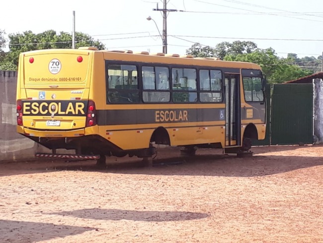 Descaso: nibus escolar  abandonado no Distrito de Bielndia em Filadlfia -TO  