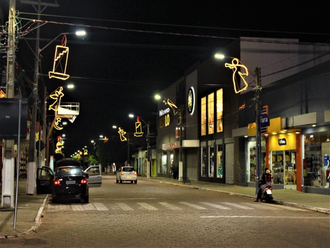 Prefeitura realiza decorao de Natal em praas, ruas e avenidas em Carolina -MA