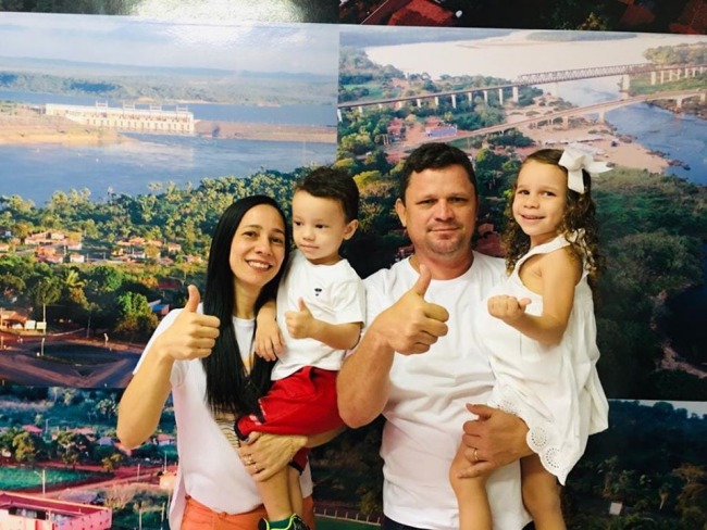 Prefeito Ivan Paz e primeira-dama Aline Moreira desejam a todas as famlias de Aguiarnpolis um Feliz Natal e Ano Novo de realizaes