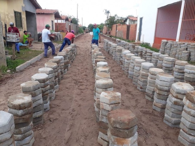 COM RECURSOS PRPRIOS, PREFEITURA INICIA PAVIMENTAO DE RUAS NO CONJUNTO HABITACIONAL DOM MARCELINO EM CAROLINA -MA