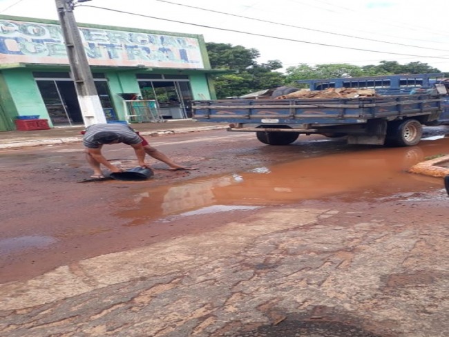 Uma Cidade sem prefeito : Morador usam restos de material de construo para tapar buracos esquecido pela prefeitura de Palmeirante-TO  