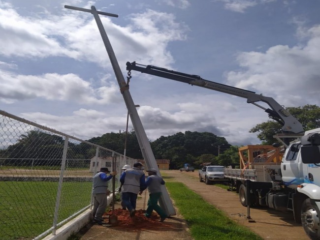 Prefeitura de Carolina inicia instalao da iluminao do Campo municipal de Futebol do Bairro do Brejinho 