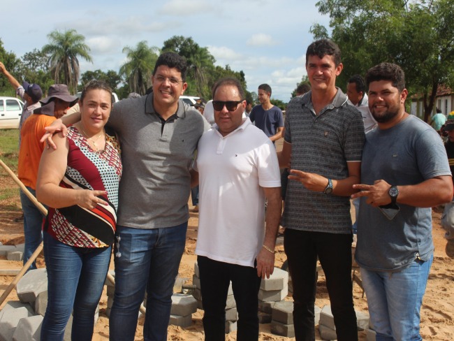 Pavimentao de bloqueteamento  iniciada na rua da ponte que liga os bairros Ticonc e Brejinho em Carolina -MA 