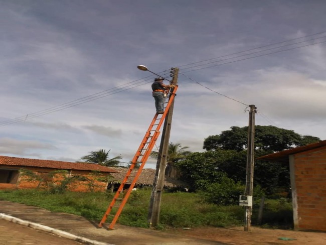 Prefeitura realiza manuteno na rede de iluminao pblica do povoado Vila Robertinho em Nazar-TO