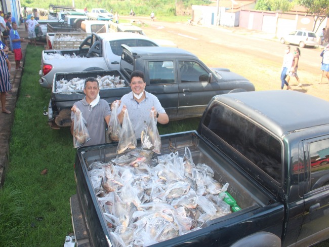 Prefeitura garante o peixe na mesa das famlias carentes do municpio na Semana Santa em Carolina-MA